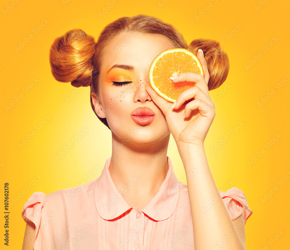 美女模特女孩吃多汁的橙子