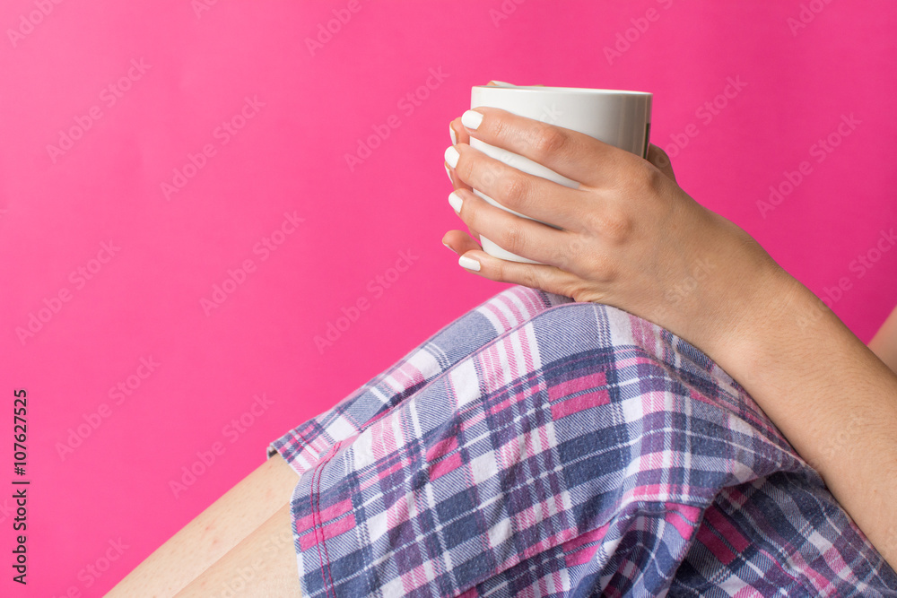 穿着睡衣的女人正在喝咖啡