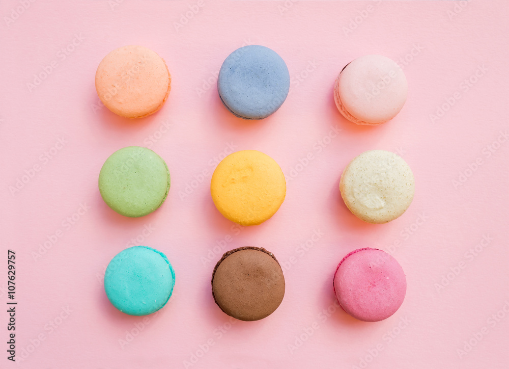 柔和粉红色背景的甜美多彩的法国马卡龙饼干
