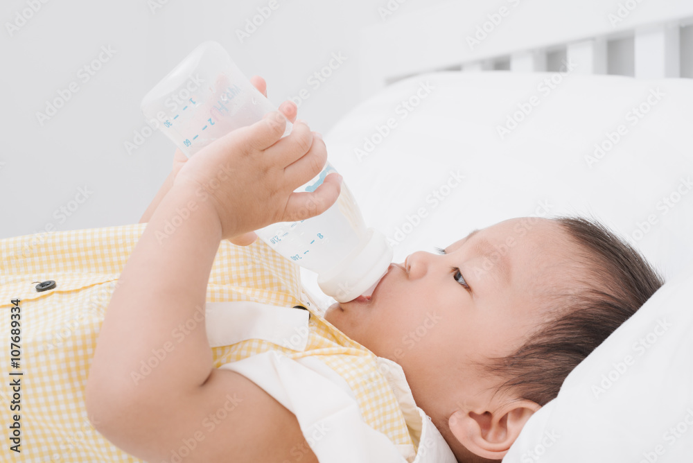 婴儿喝奶瓶