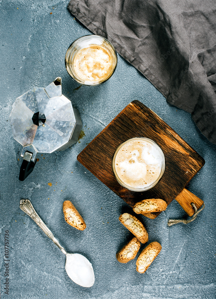 乡村木板上的一杯咖啡和冰淇淋，灰色混凝土t上的意大利莫卡钢壶