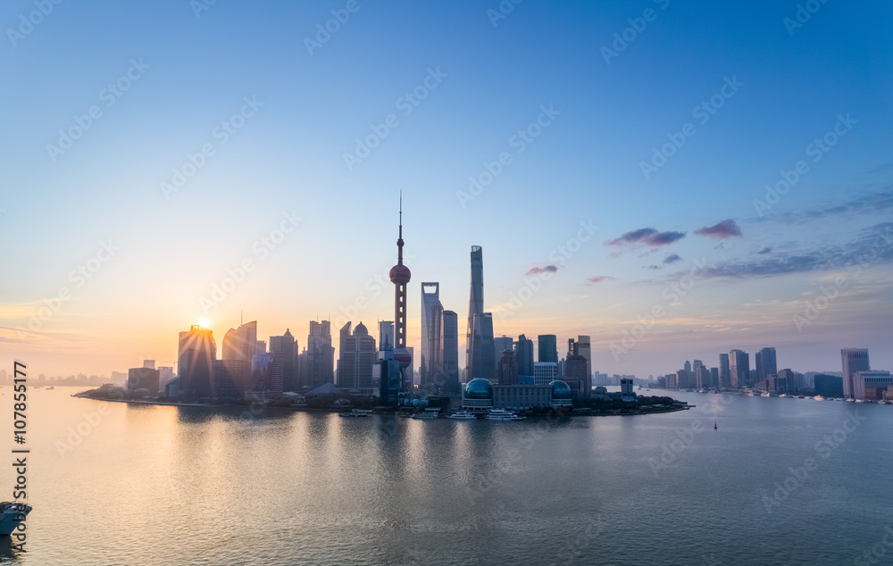 日出中迷人的上海天际线