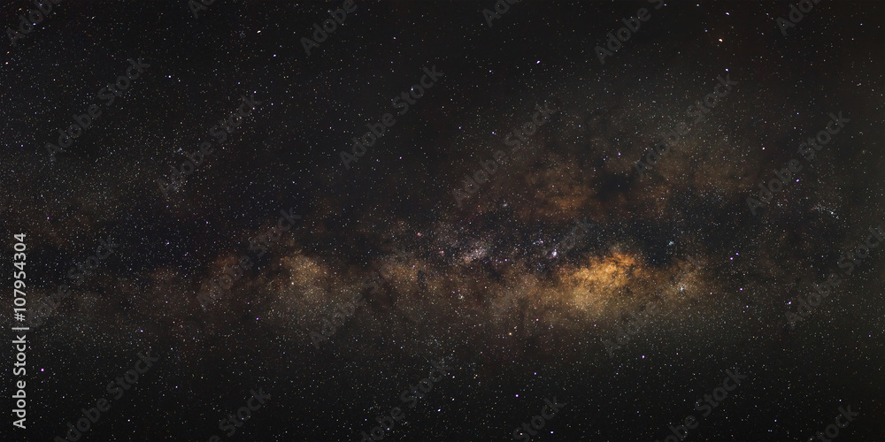 银河系全景，长曝光照片，有颗粒