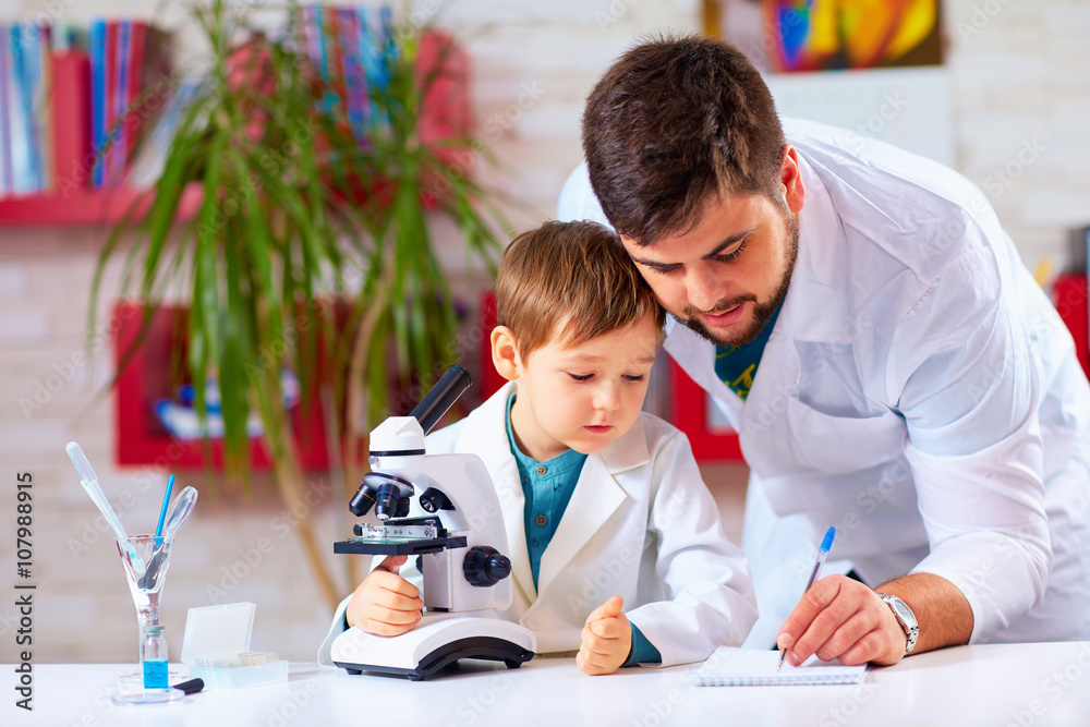 老师帮助孩子用显微镜做实验