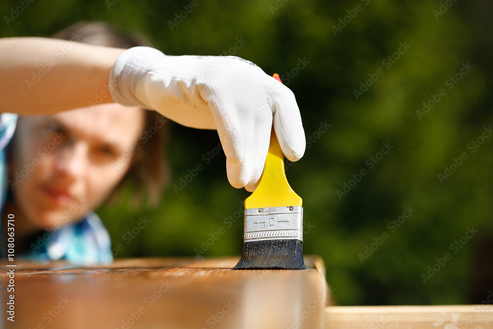 女木匠检查新油漆的木材