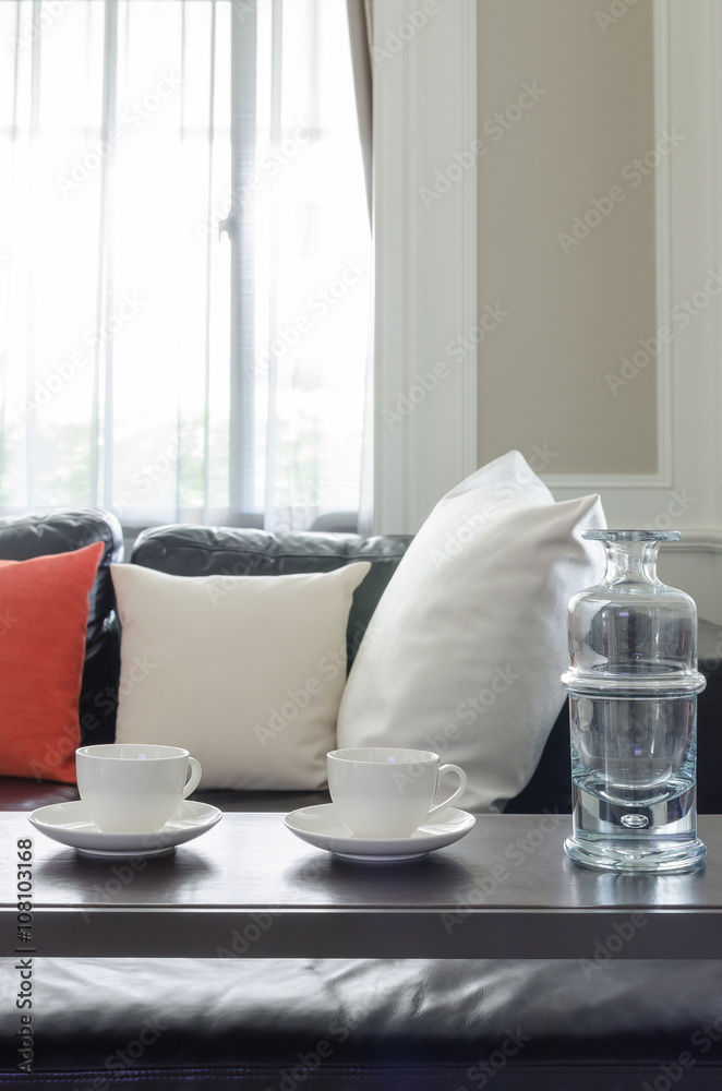 现代客厅设计中木桌上的两杯咖啡