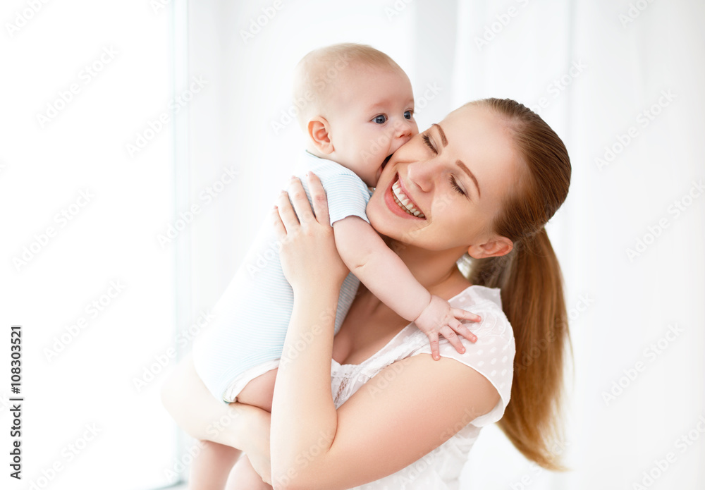 快乐的家庭母亲与婴儿玩耍
