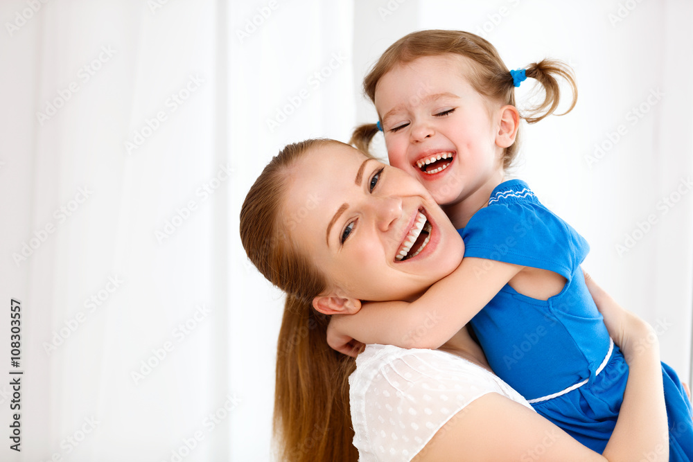 幸福的爱的家庭。母亲和孩子欢笑拥抱