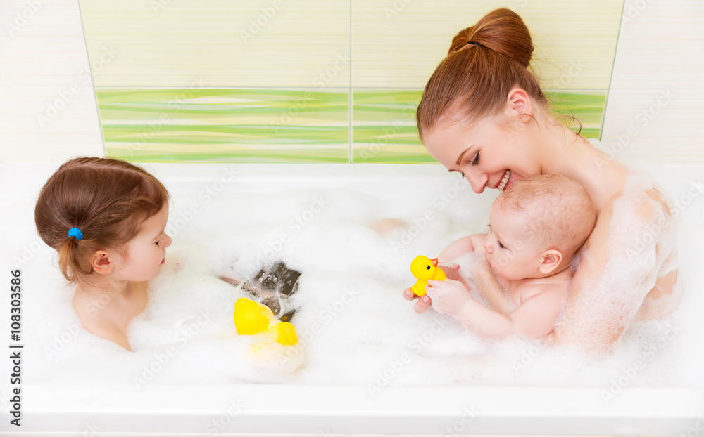 沐浴在泡沫浴缸里妈妈一起孩子宝宝