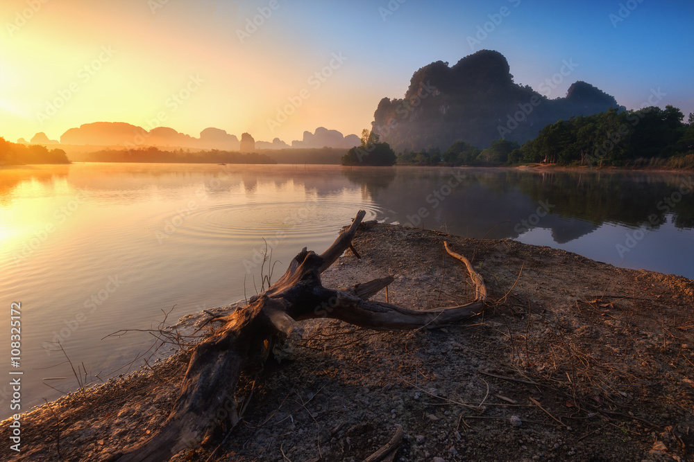 泰国攀加省湖面上美丽的日出景观。