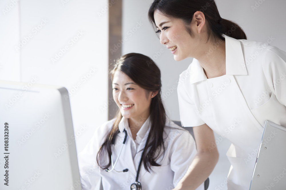 医生和护士正在看个人电脑的屏幕