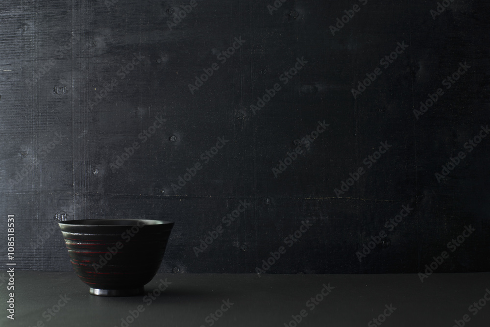 桌子上的日本木碗和黑色木背景