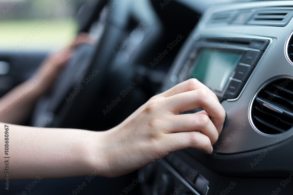 车内收音机的女性转动按钮