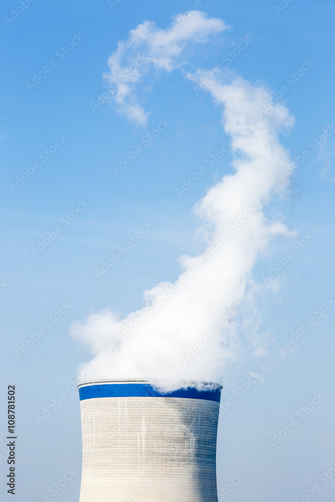蓝天下的工业发电厂烟雾污染