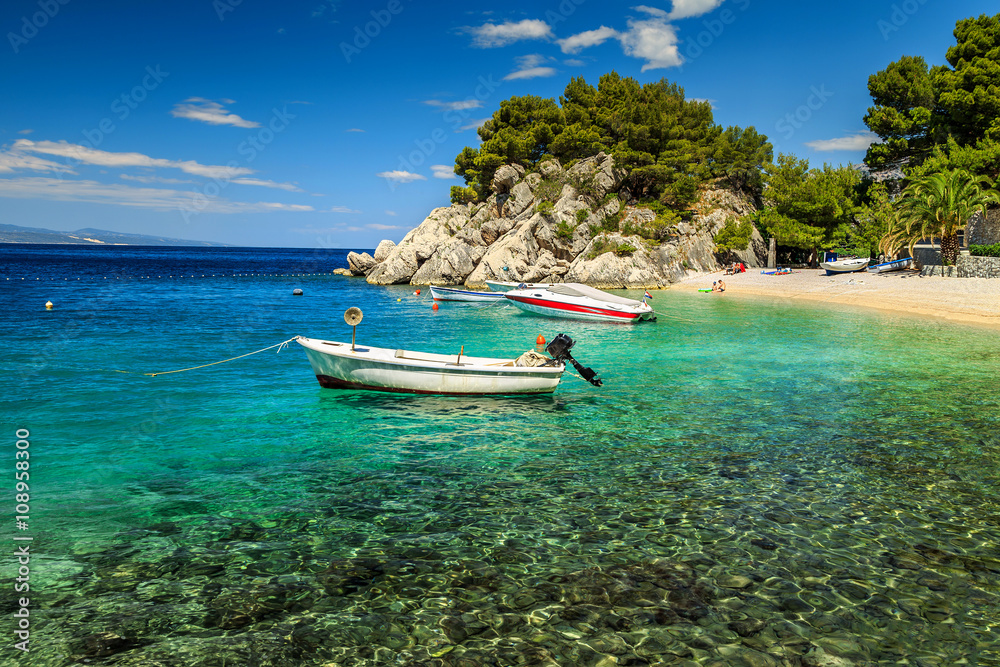 美丽的海湾和海滩，配有摩托艇，布雷拉，达尔马提亚地区，克罗地亚，欧洲