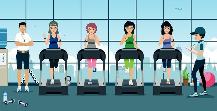 在健身房和教练一起在跑步机上跑步的女人。