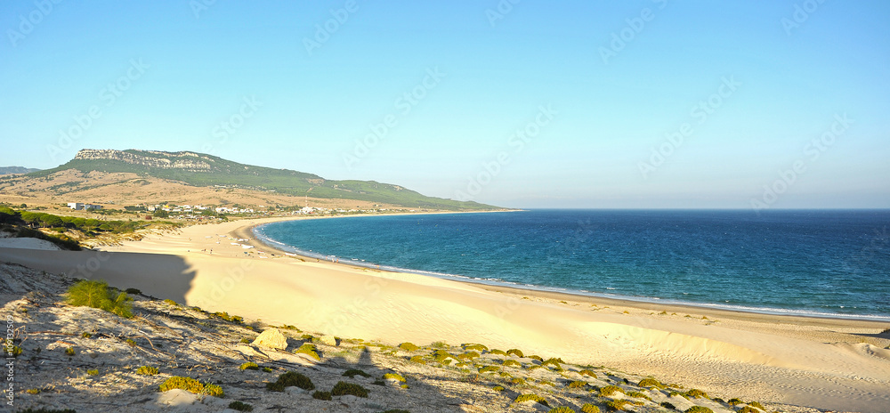 Vista panorámica de la playa de Bolonia, Parque Natural del Estrecho, Tarifa, España