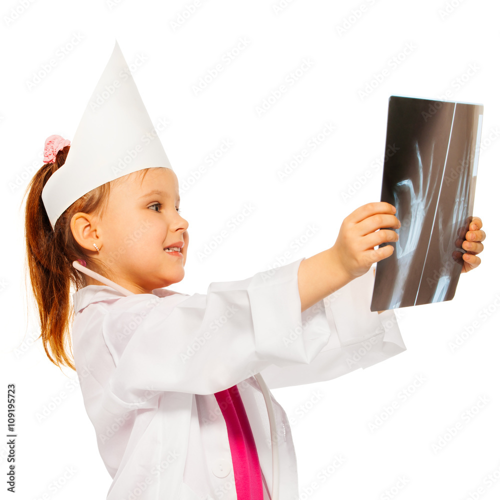 年轻的放射科医生在研究x射线