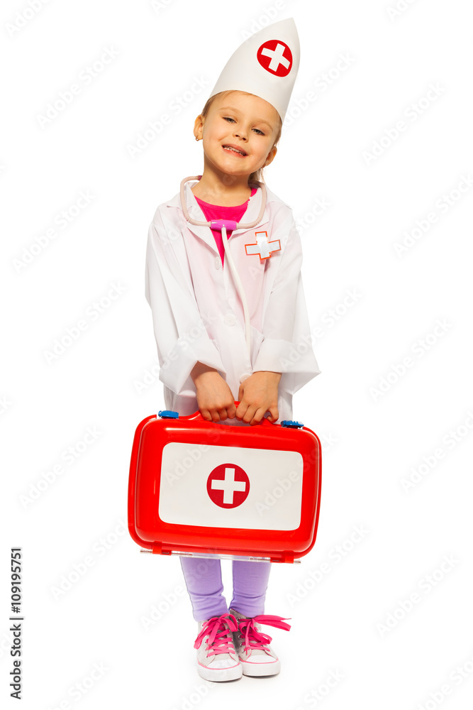穿着像医生的女孩拿着玩具急救箱