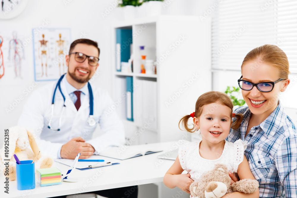 母亲和孩子在医生接待处