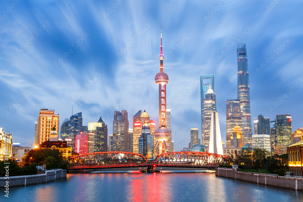 中国上海夜晚的美丽现代城市