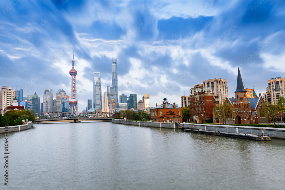 中国上海黄昏的美丽现代城市