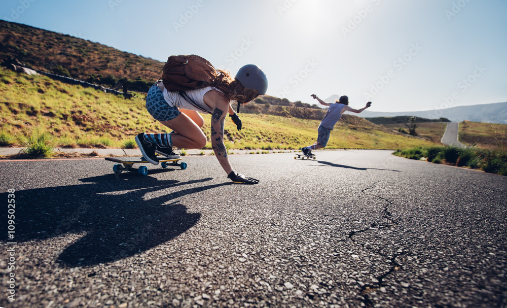 年轻人在户外道路上玩滑板