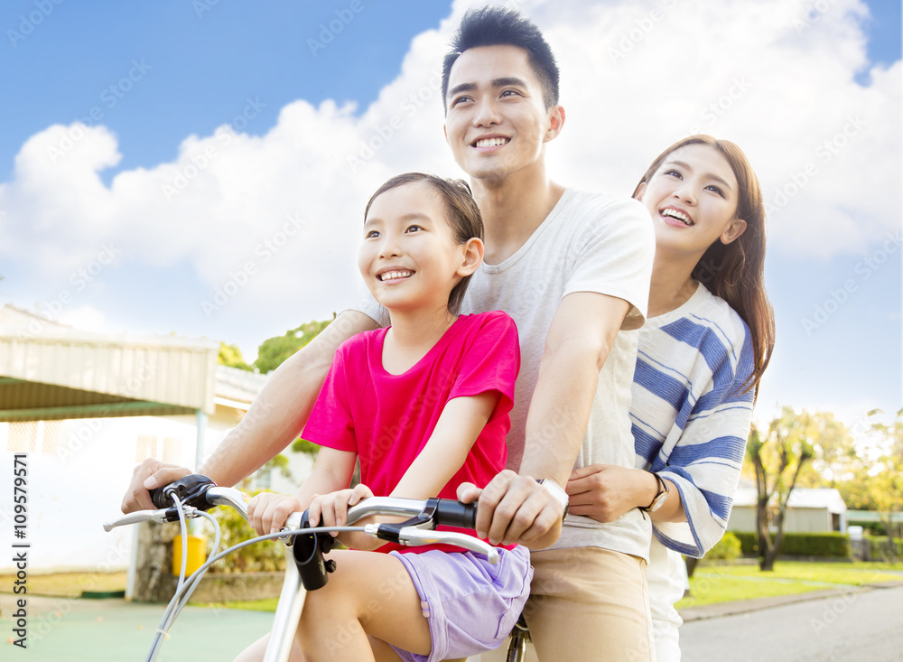 快乐的亚洲家庭骑自行车在公园玩得很开心
