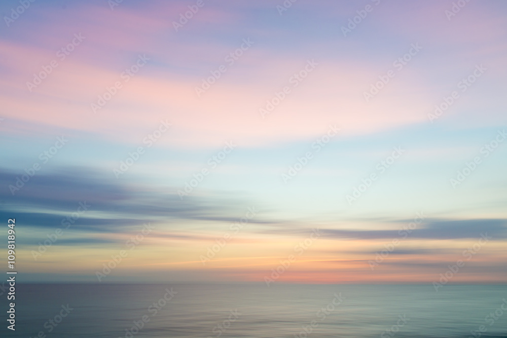 模糊的散焦日落天空和海洋自然背景。