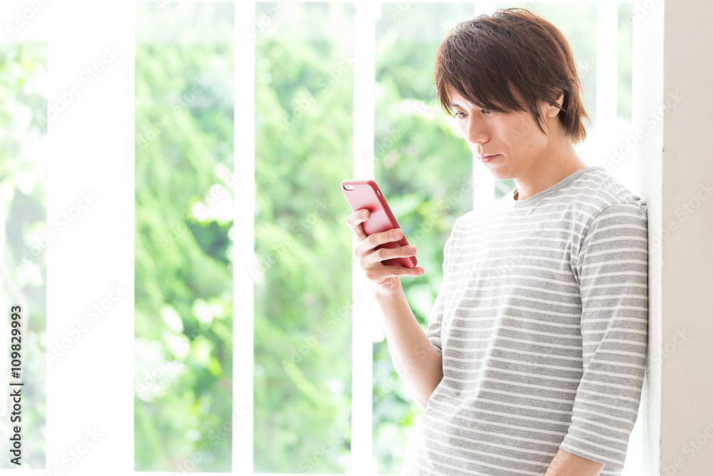 亚洲男子使用智能手机的画像