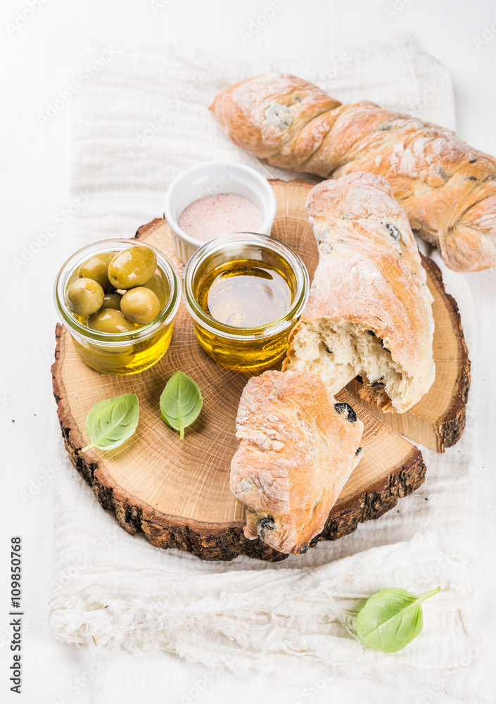 新鲜的ciabatta面包、地中海橄榄和新鲜的罗勒vrgine油