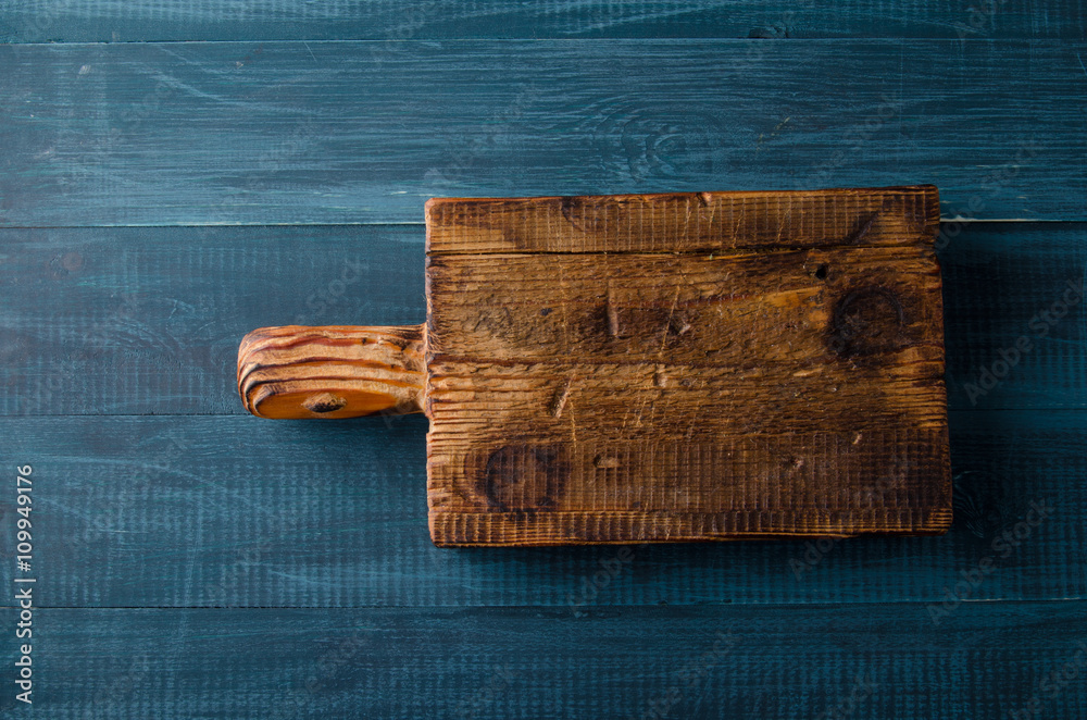 蓝色木桌上的木板。俯视图
