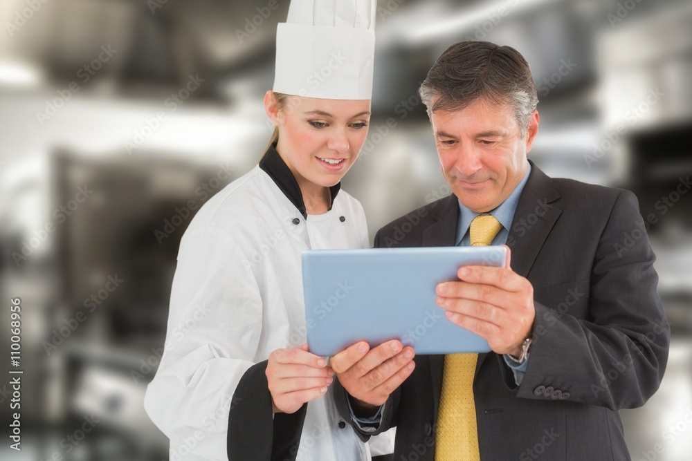 商人和女厨师使用数字标签的合成图像