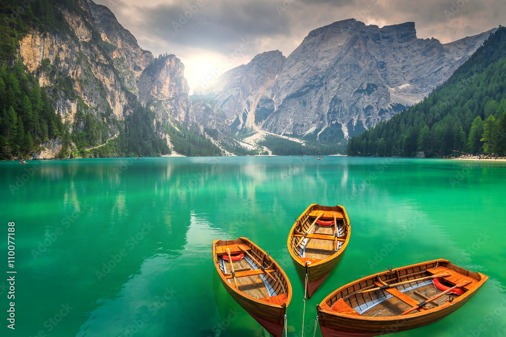 意大利多洛米蒂令人惊叹的木船山湖