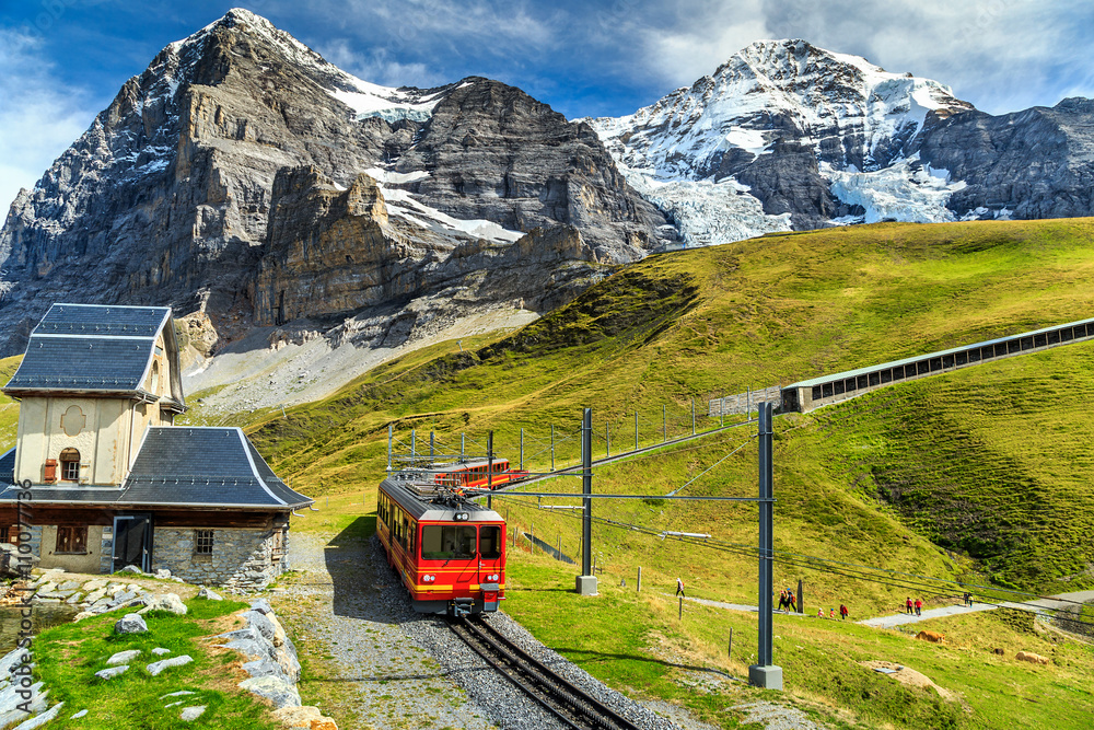 电动旅游列车和Eiger North face，Bernese Oberland，瑞士