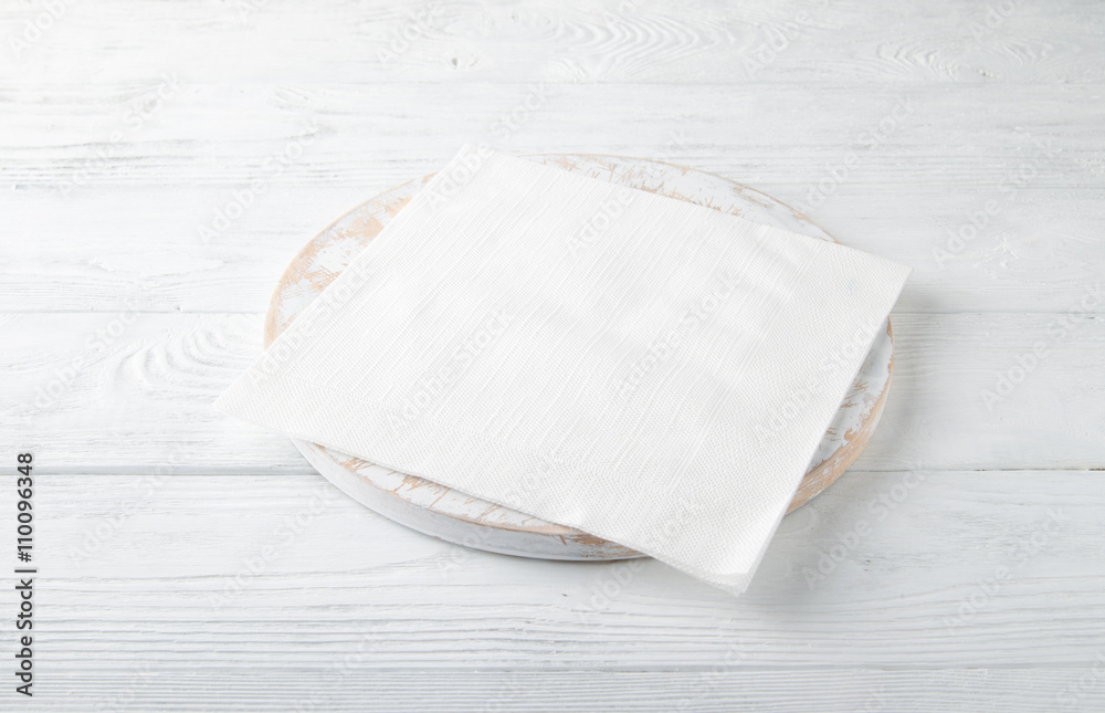 白色木桌上的白色餐巾。俯视图