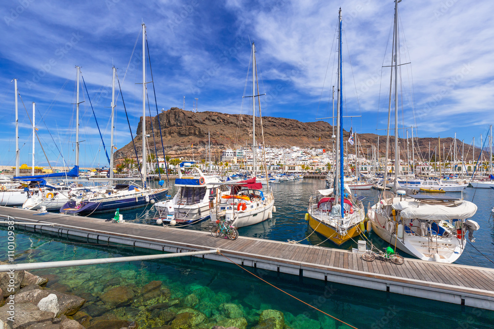 西班牙大加那利岛上的一个小渔港Puerto de Mogan的码头。