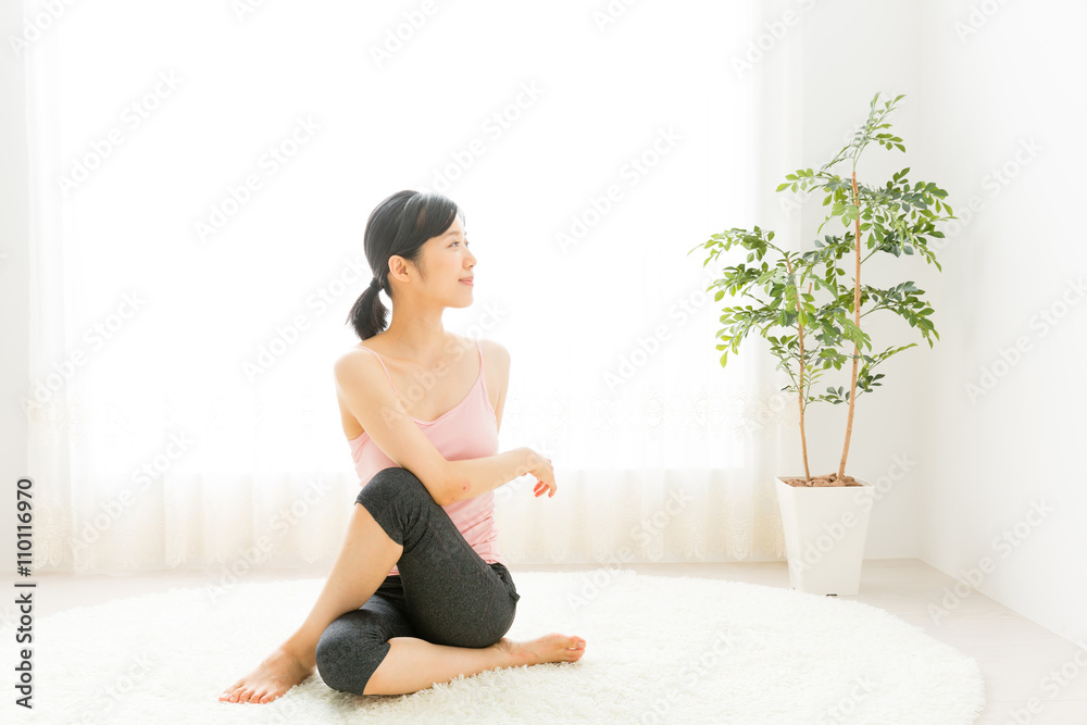 迷人的亚洲女人在房间里锻炼