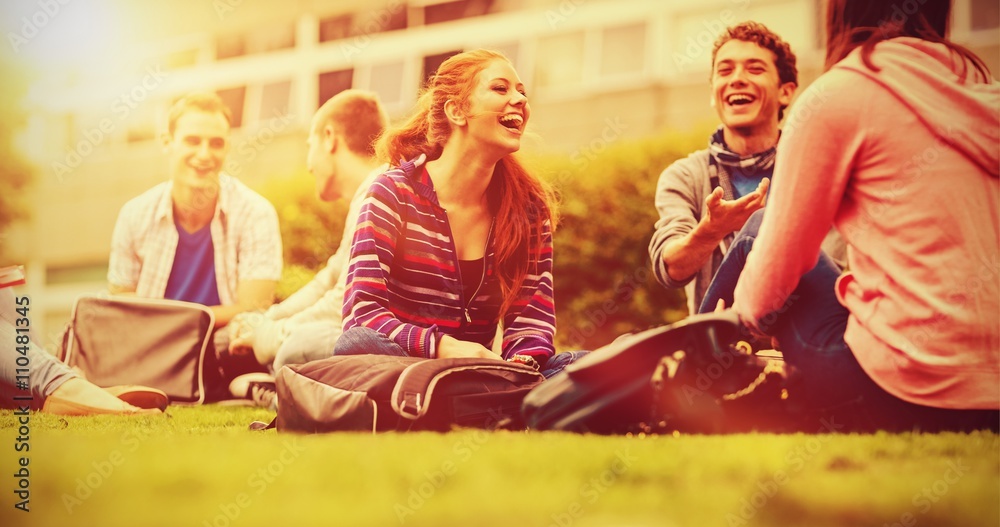大学生坐在公园里