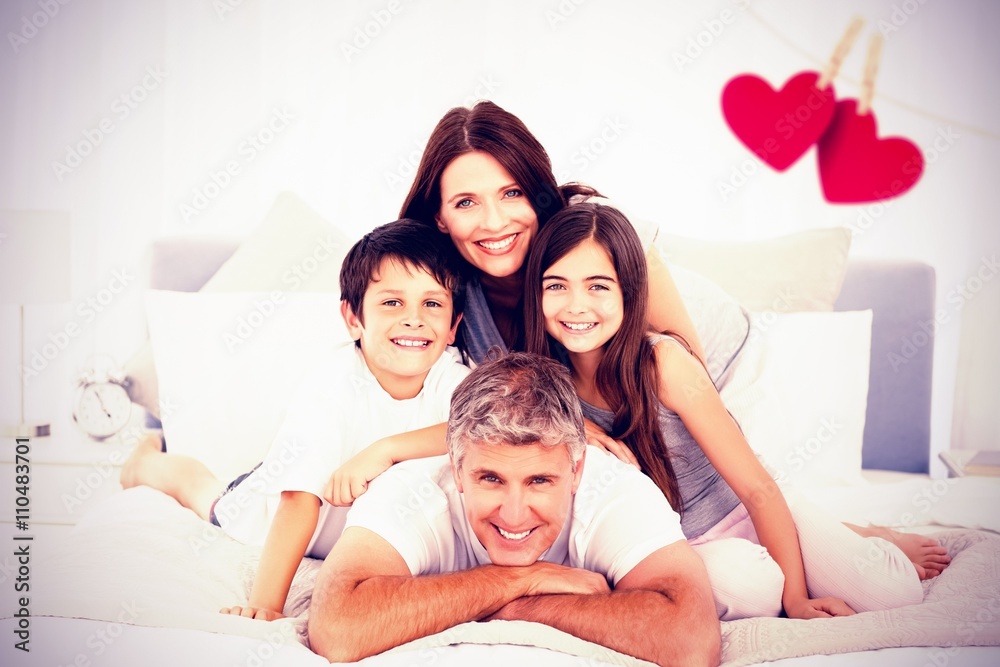 幸福家庭看着相机的合成图像
