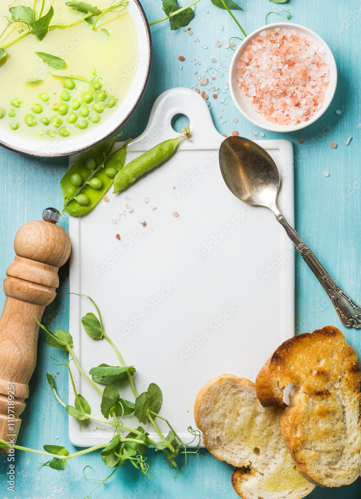 浅夏绿色豌豆奶油汤，碗里有芽菜、烤面包和香料。俯视图，复制spac