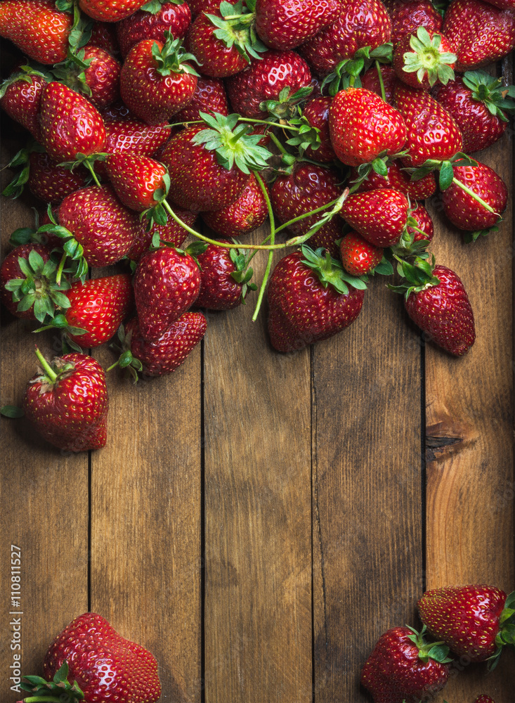 天然木质背景上的草莓