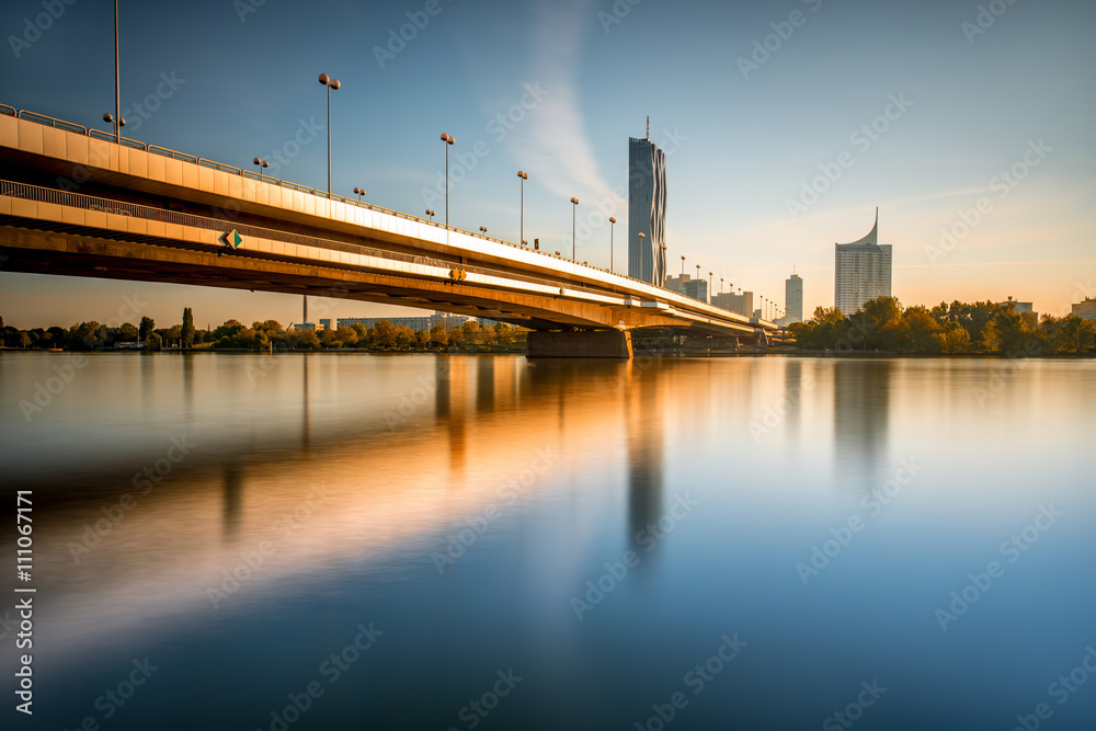 早上在维也纳用桥观看捐赠。长曝光技术的广角图像