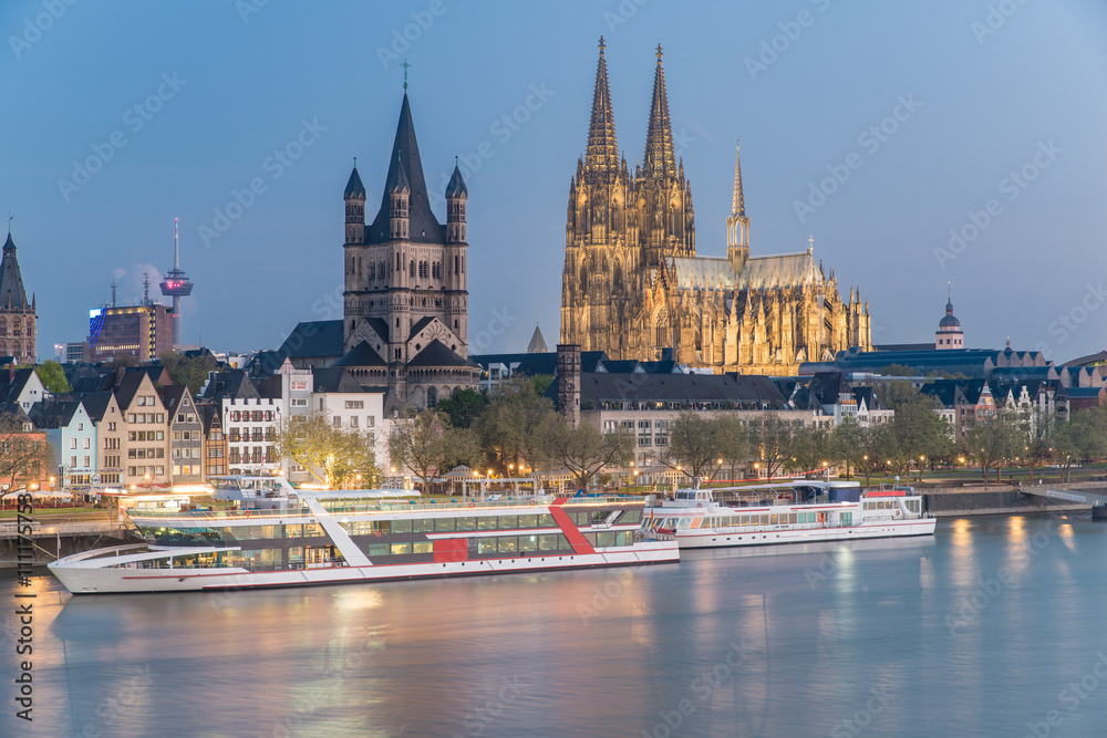 在德国科隆乘坐游轮俯瞰莱茵河