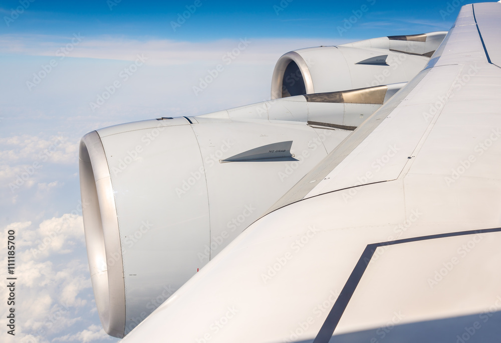 空中客车A380发动机机翼飞越云层
