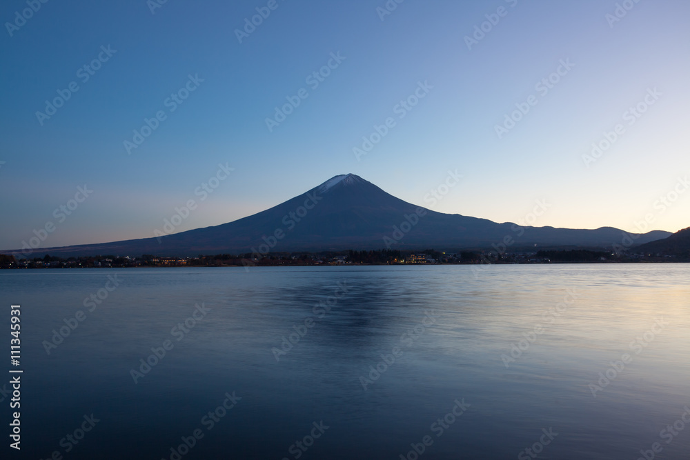 秋季傍晚的富士山和河口湖