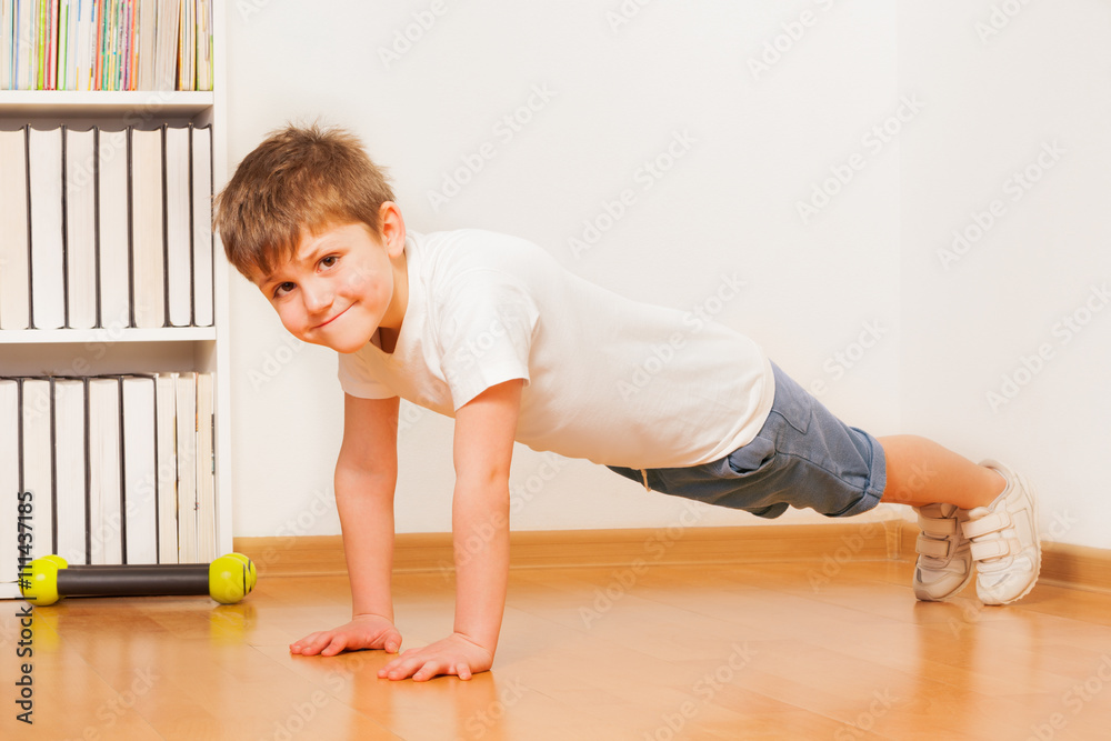 高加索学龄前男孩做体操