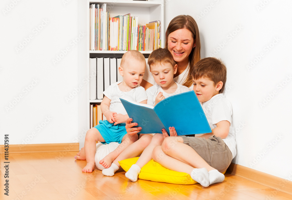 母亲给三个不同年龄的孩子读书
