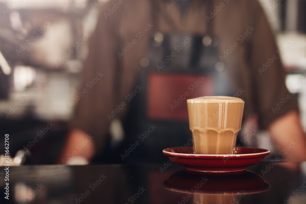 咖啡馆柜台上有茶托的咖啡杯