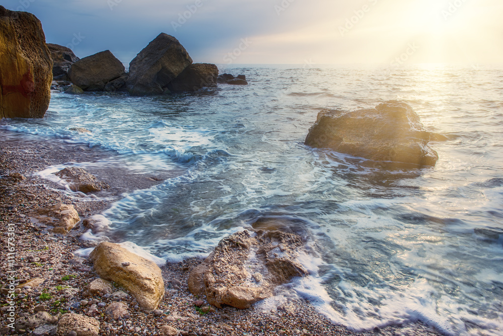海边有岩石，碧水蓝天，自然的季节性夏季背景